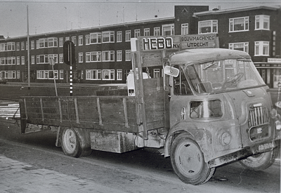 117447 Afbeelding van een vrachtauto van HEBO Bouwmachines N.V. op de Croeselaan te Utrecht.